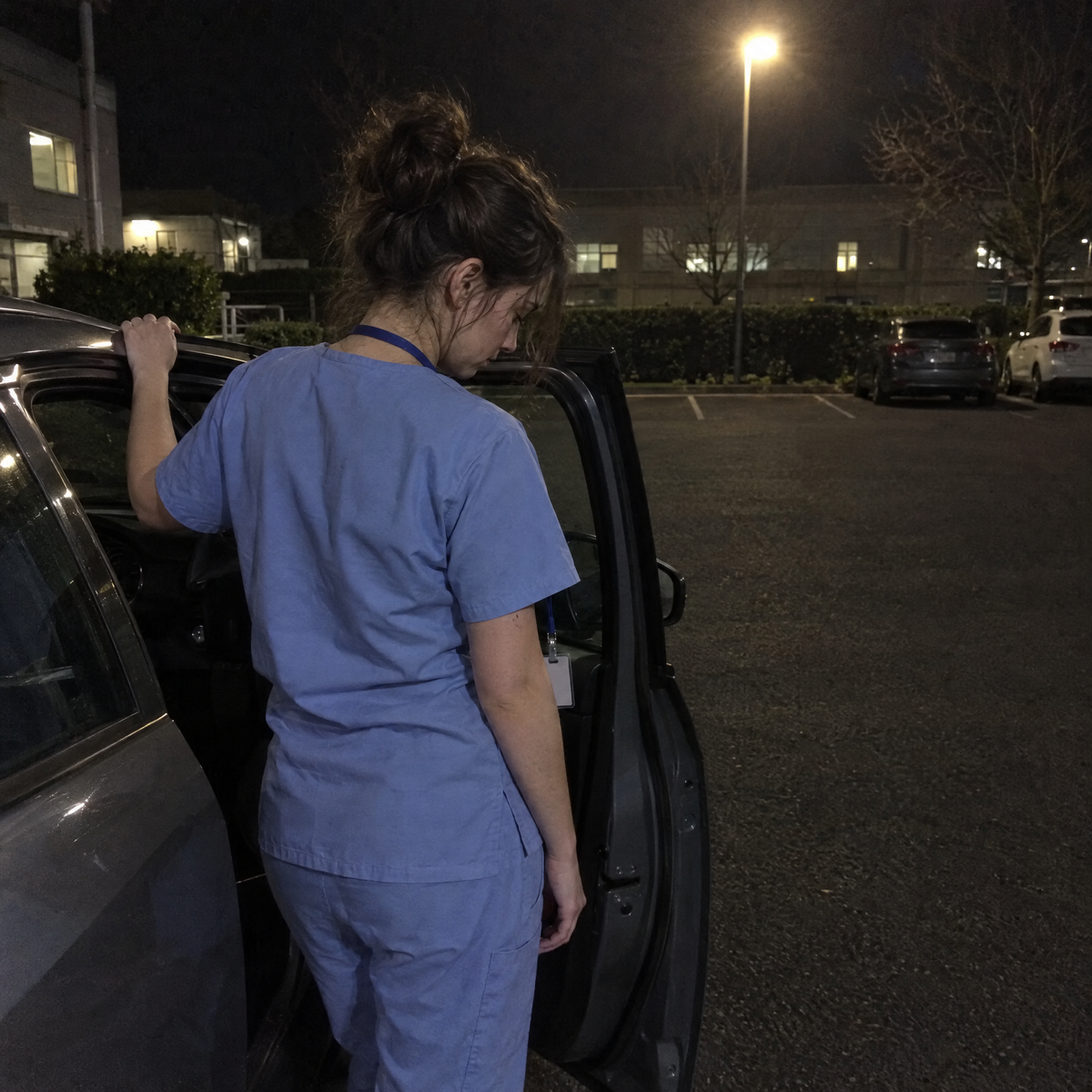 Erschöpfte Krankenschwester am Auto nach der Schicht